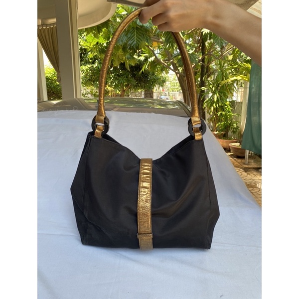 Túi chuẩn si. Túi qua sử dụng. Khách vui lòng xem hình nếu muốn biết thêm thông tin sản phẩm mời khách vô chat. Thanks .