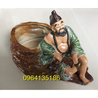 Tượng tế công bên chậu cây tiểu cảnh gốm sứ Bát Tràng