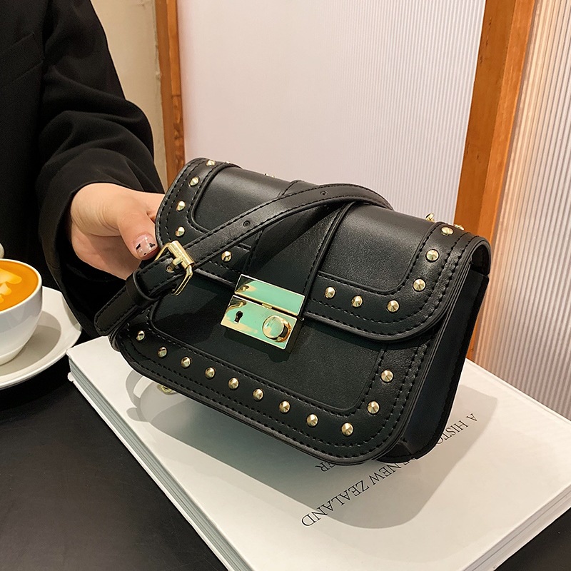 Túi Đeo Chéo Hình Vuông Nhỏ Màu Đen Đính Đinh Tán Thời Trang Cho Nữ