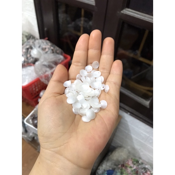 Vảy kim sa chảo kết áo làm hoa thủ công