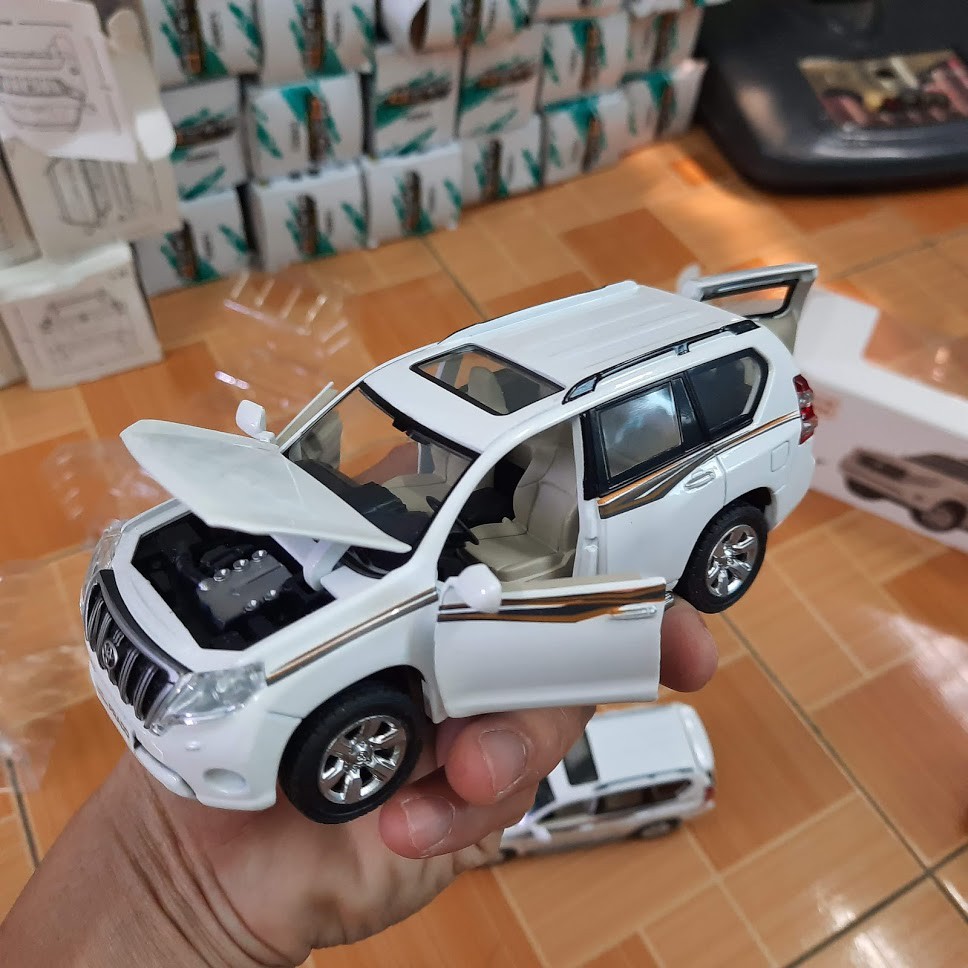 Xe mô hình ô tô Toyota Land cruiser PRADO bằng sắt tỉ lệ 1:32 có đèn và âm thanh