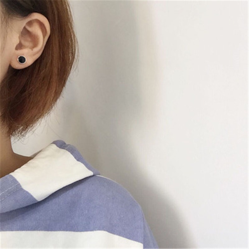 Cô gái Hàn Quốc phong cách đơn giản bông tai hình vuông hình trái tim hình học