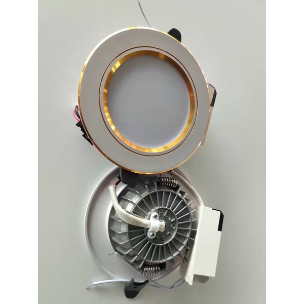 Đèn Led âm trần ánh sáng trắng, 3 màu 7w phi 90 viền vàng, viền bạc đế đúc.