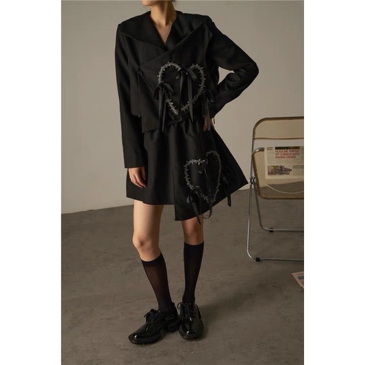 Set trang phục nữ gồm áo blazers dáng ngắn và chân váy dáng xoè có đính hình trái tim thương hiệu 13De Marzo cao cấp