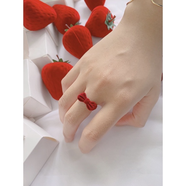 Hàng có sẳn hộp nhung quả dâu kèm nhẫn nơ xinh xắn