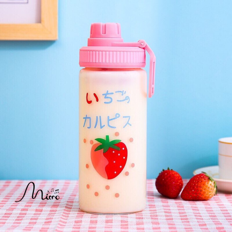 Bình nước cute thủy tinh chịu nhiệt họa tiết dâu tây Strawberry nắp bật có quai cầm tiện lợi dung tích 450ml