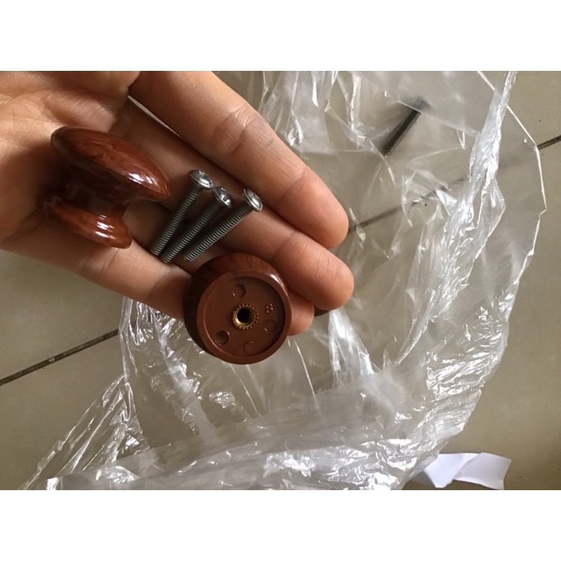 10 Núm tủ, núm kệ màu nâu giả vân gỗ kèm vít