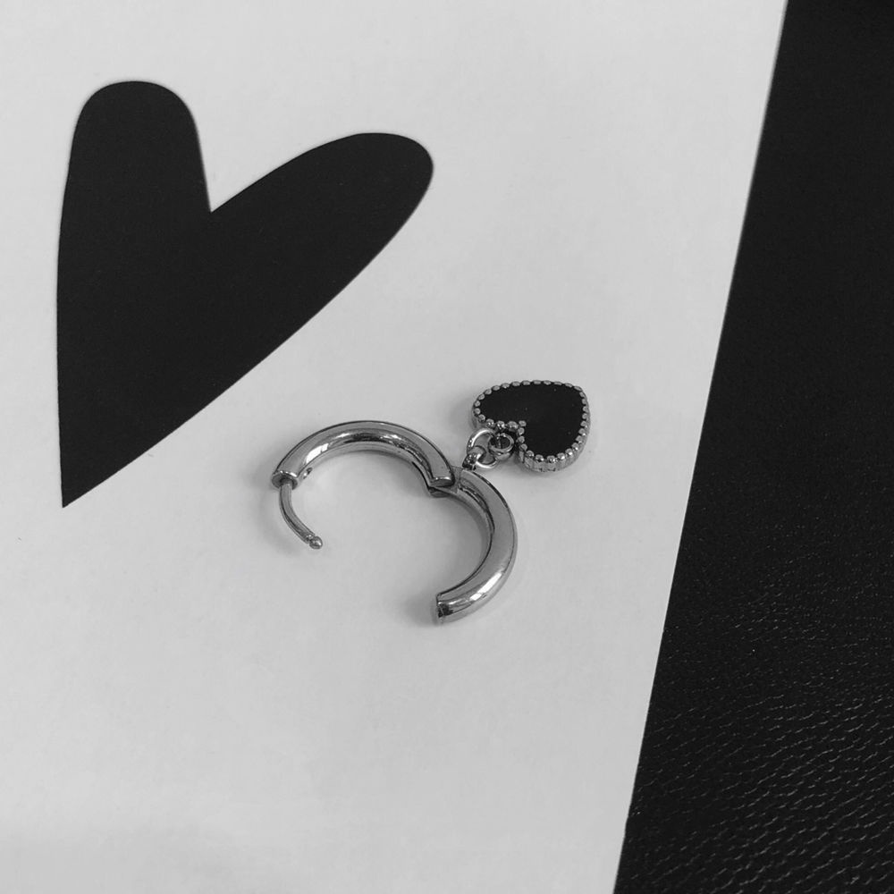Khuyên Tai Tròn Màu Đen Mặt Hình Trái Tim Bằng Thép Titan Phong Cách Nhật Hàn Thời Trang Cá Tính Dành Cho Bạn Nữ
