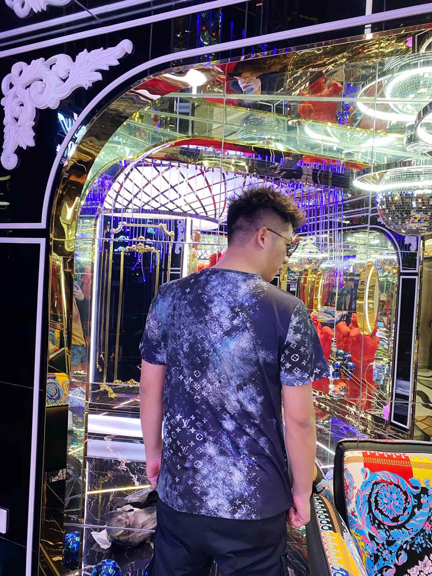 Áo thun tay ngắn cổ tròn họa tiết LV nhuộm màu loang thời trang hè 2021 | BigBuy360 - bigbuy360.vn