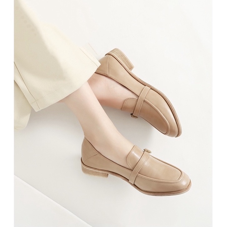 Giày loafer da mềm gắn khuy vuông