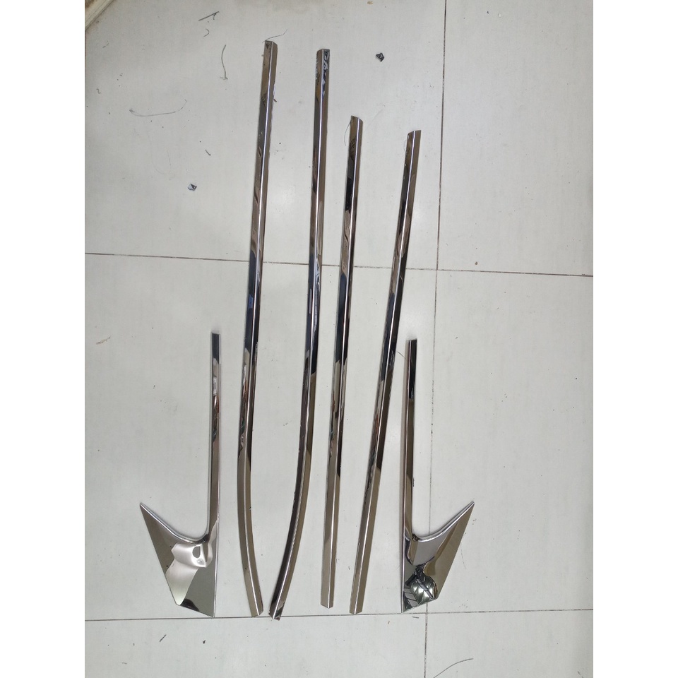 Nẹp viền chân kính, cong kính Inox xe Kia Seltos 2020 2021 2022- Hàng cao cấp Mâu 1