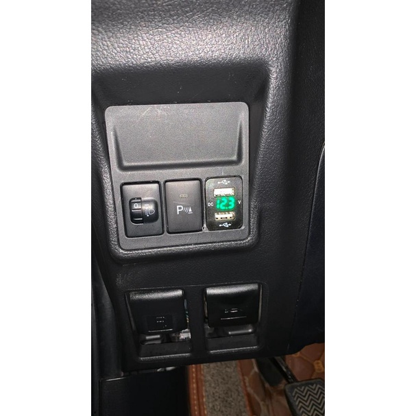 Củ Sạc Hai Cổng Usb 4.2a Cho Xe Hơi Toyota.