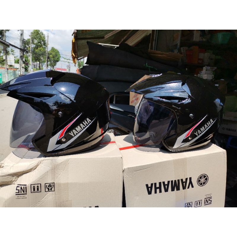 Nón yamaha 3/4 nhập khẩu theo xe có lưỡi chai che nắng. nón đẹp không trầy xước.