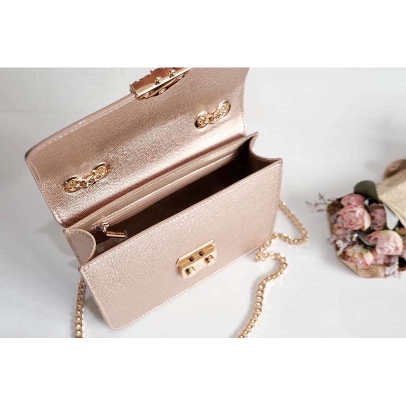 Túi đeo chéo Charles & Keith