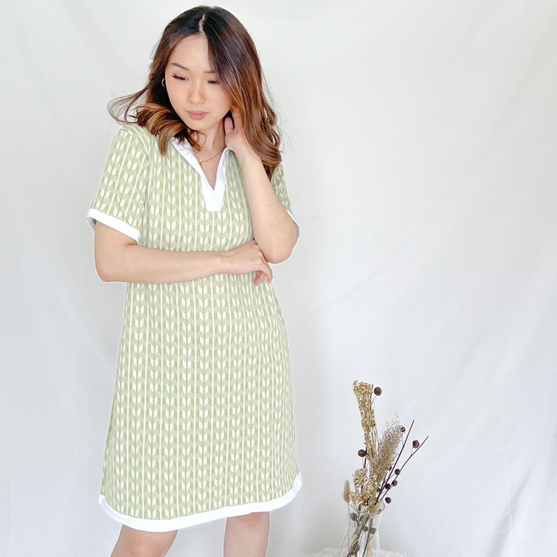 Esvee - Đầm Polo Dệt Kim Cổ Chữ V Màu Ngọc Bích
