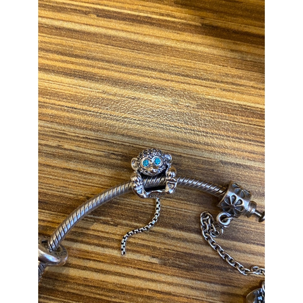 Hạt hình con khỉ nhỏ của Pavé