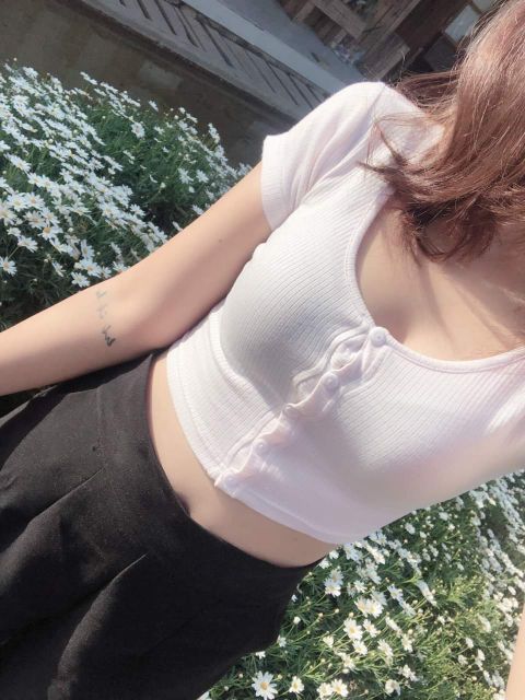 Áo croptop thun gân có nút đen và trắng | BigBuy360 - bigbuy360.vn