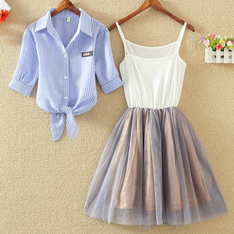 Áo sơ mi trắng tay ngắn hoạ tiết kẻ sọc thiết kế dáng rộng thoải mái | BigBuy360 - bigbuy360.vn