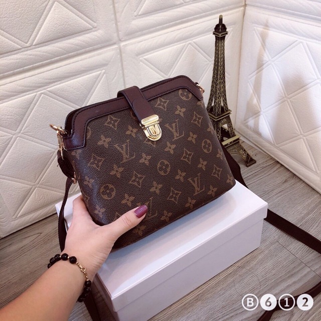 Túi xách kéo khoá giữa Buberry hàng xuất dư