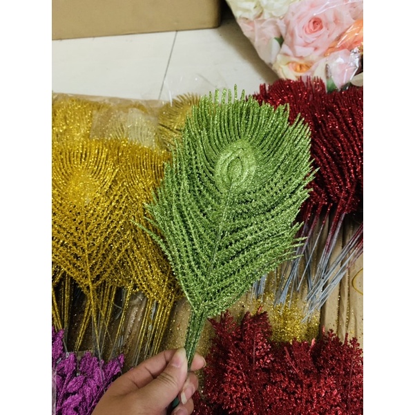 Lá công bàn tay dùng để trang trí tháp bánh , tháp nước