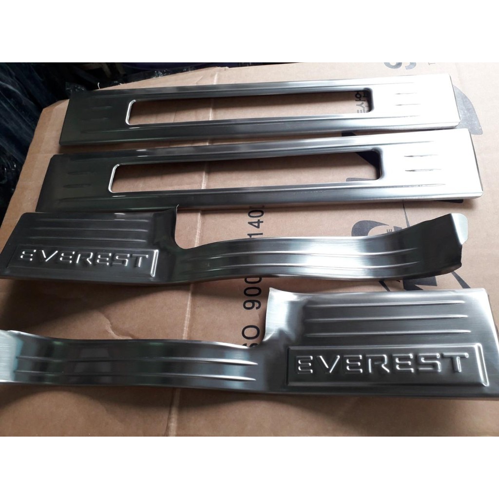 Ốp bậc giẫm trong Inox Ford Everest hở đèn dành cho bản đủ 2017-2019