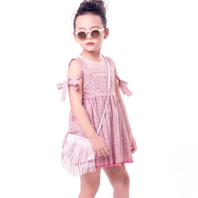 Váy chấm bi kẻ đỏ