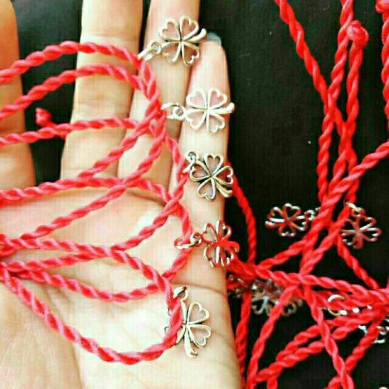 Vòng tay chỉ đỏ mặt hình cỏ bốn lá đem lại may mắn, tài lộc trên con đường học tập công danh, sự nghiệp cho người đeo