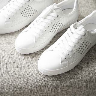 Giày sneker trắng "Da gà"