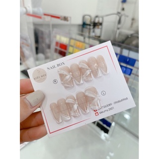 Móng úp thiết kế viền trắng cô dâu