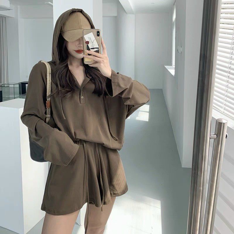 Set nâu rêu có mũ dài tay cá tính có hình ảnh cận chất ở cuối