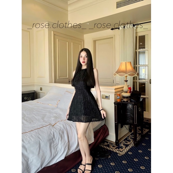 Ami Dress cổ yếm khoe vai gầy chất liệu lông vũ màu trắng/ đen siêu xinh