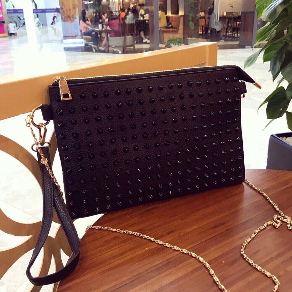 Clutch cầm tay đinh Lbtin