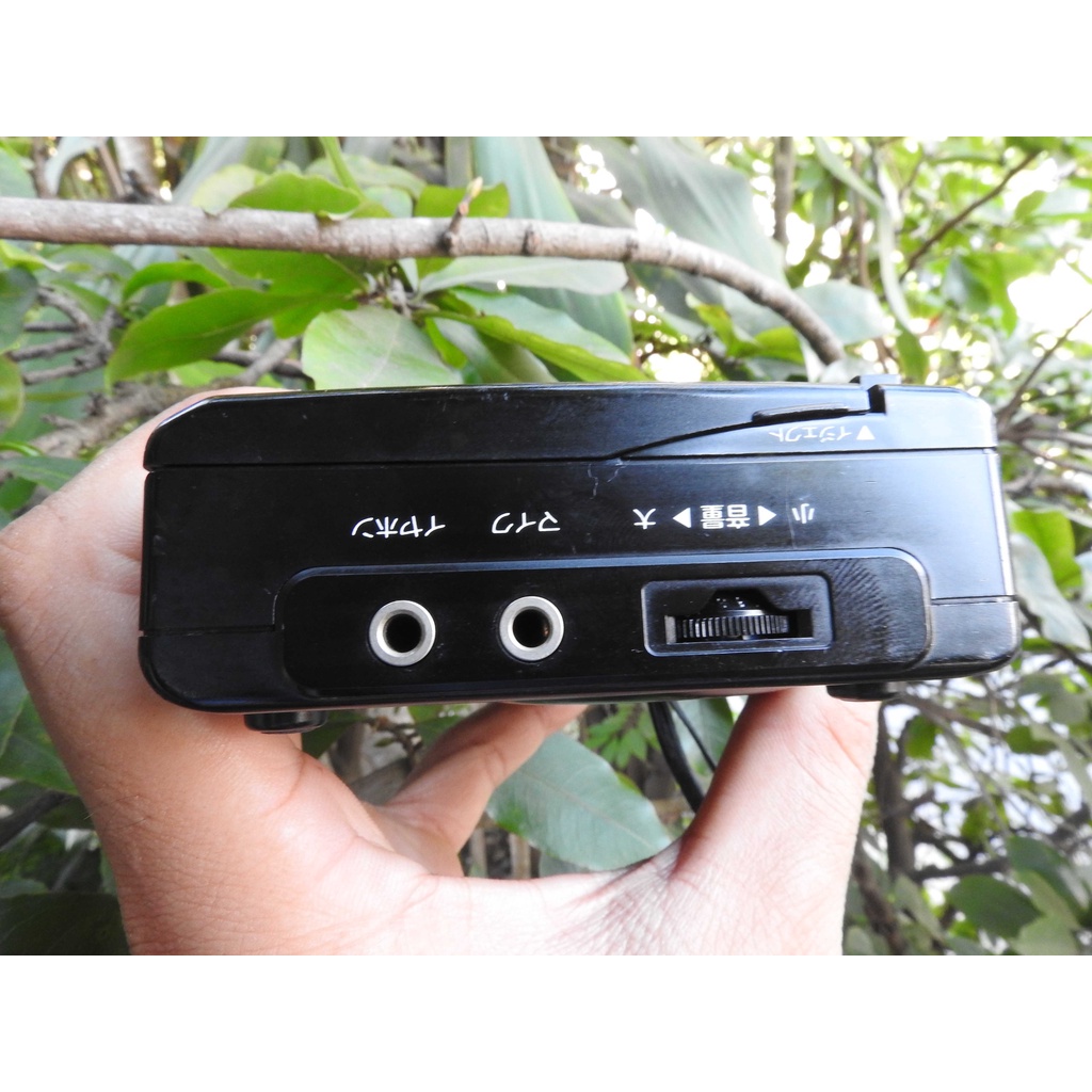 Máy nghe nhạc Cassette Sanyo MR-56 có loa ngoài kiểu máy đẹp có 2 chế độ phát nhạc bằng nút bấm mềm
