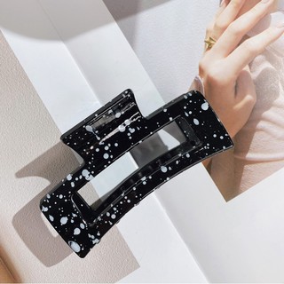 Kẹp tóc càng cua chấm đen trắng làm từ acrylic