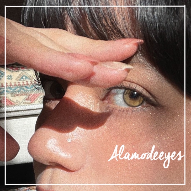 Lens new nâu Ruby trong viền xanh dương đậm