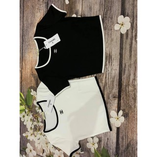 Áo croptop trắng và đen cổ tròn đơn giản chất liệu mềm mịn