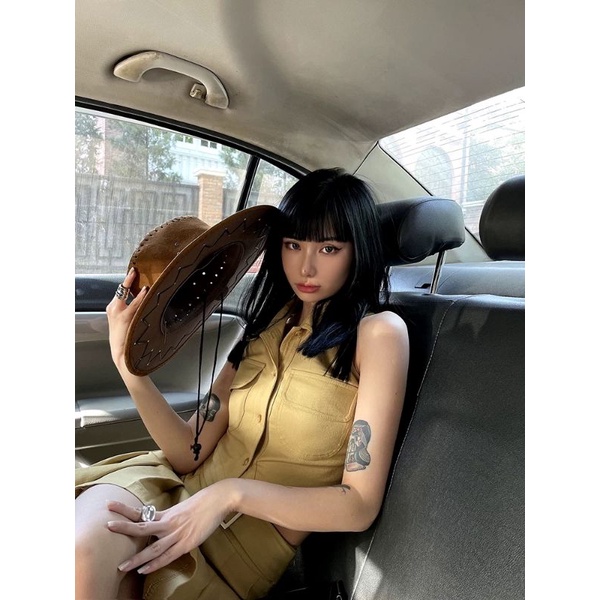 Set áo croptop cổ bẻ không tay + chân váy đuôi cá xếp ly  kèm dây nịt kaki nâu nhạt oder taobao