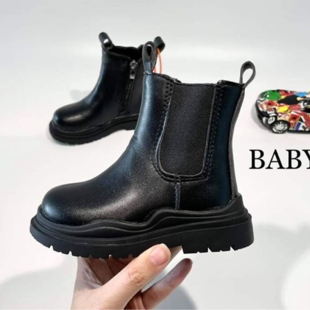 GIÀY BỐT CAO CỔ CHO BÉ GÁI , BỐT CHO BÉ CHẤT DA MÀU ĐEN PHỐI CHUN BÊN HÔNG (BOOT ĐEN)