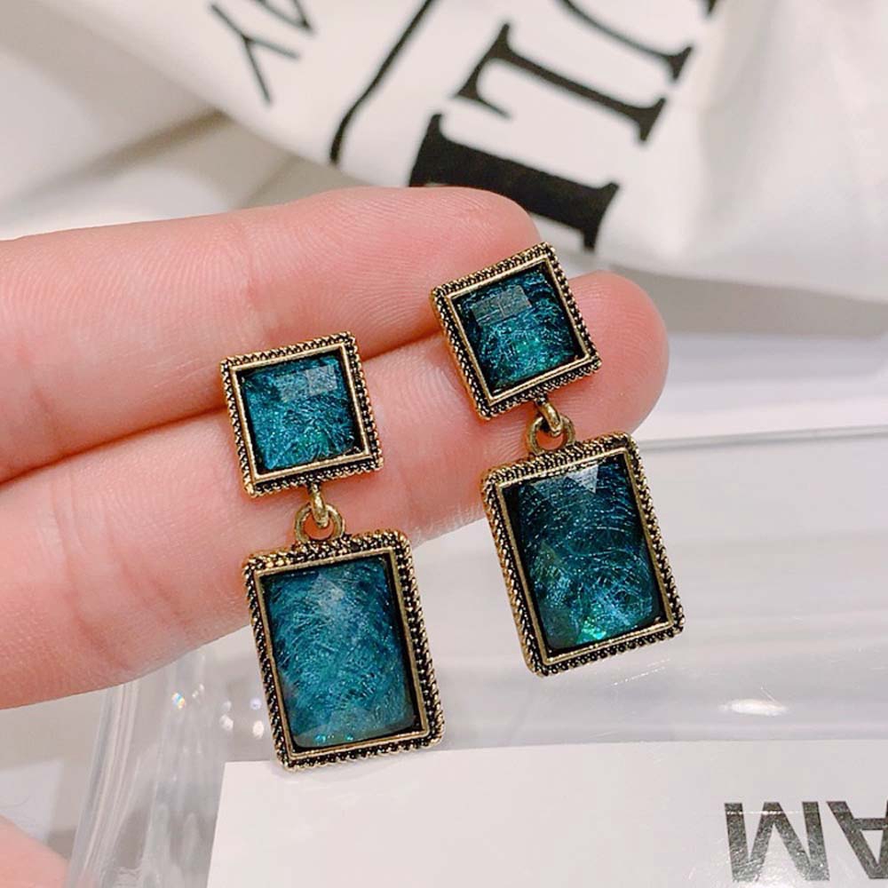 Đôi Khuyên Tai Đính Đá Xanh Lục Thiết Kế Ấn Tượng