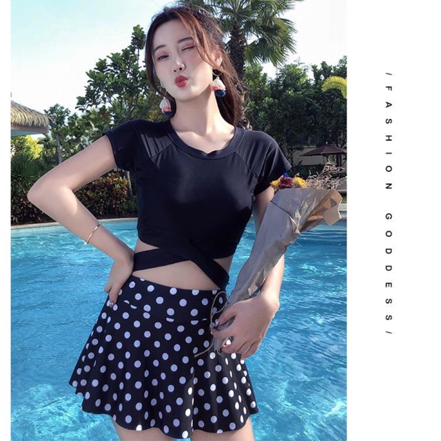 Set bikini quần váy - áo cộc tay