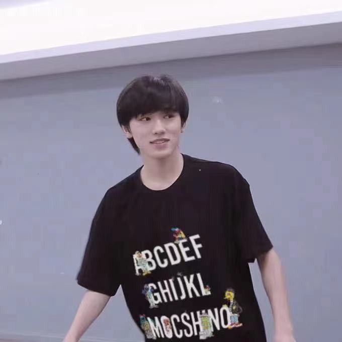 Áo phông TNT màu đen màu trắng