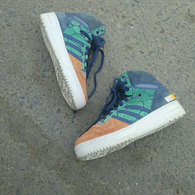 Giày adidas cổ cao chính hãng size 37 (đã qua sử dụng)