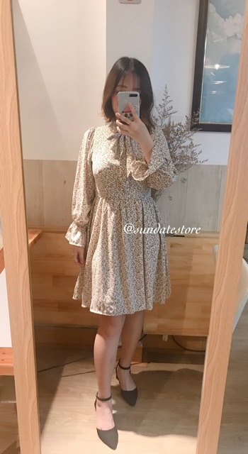Đầm hoa thắt nơ cổ