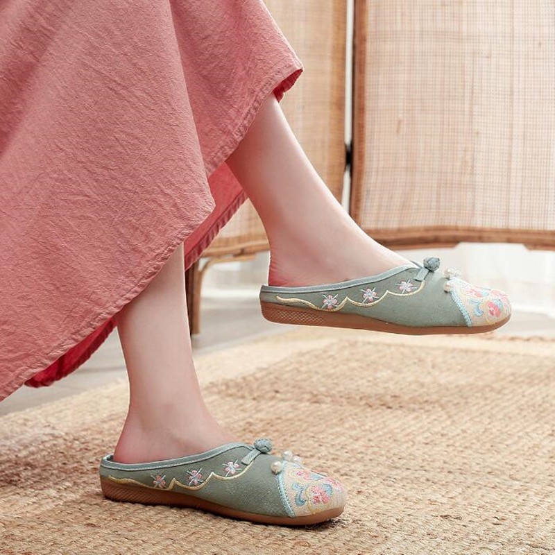 Dép Cotton Đế Bằng Mũi Tròn Thêu Họa Tiết Thổ Cẩm Đính Nút Ngọc Trai Truyền Thống Thời Trang Cho Nữ