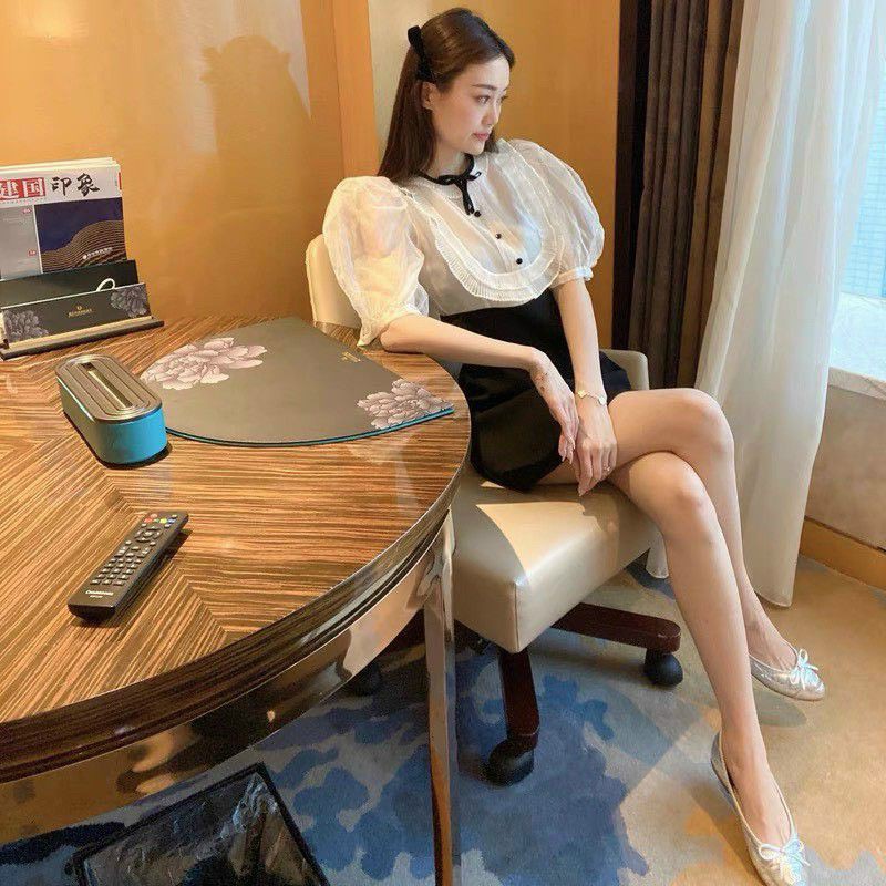 Đầm đen phối trắng cổ bèo nơ thắt