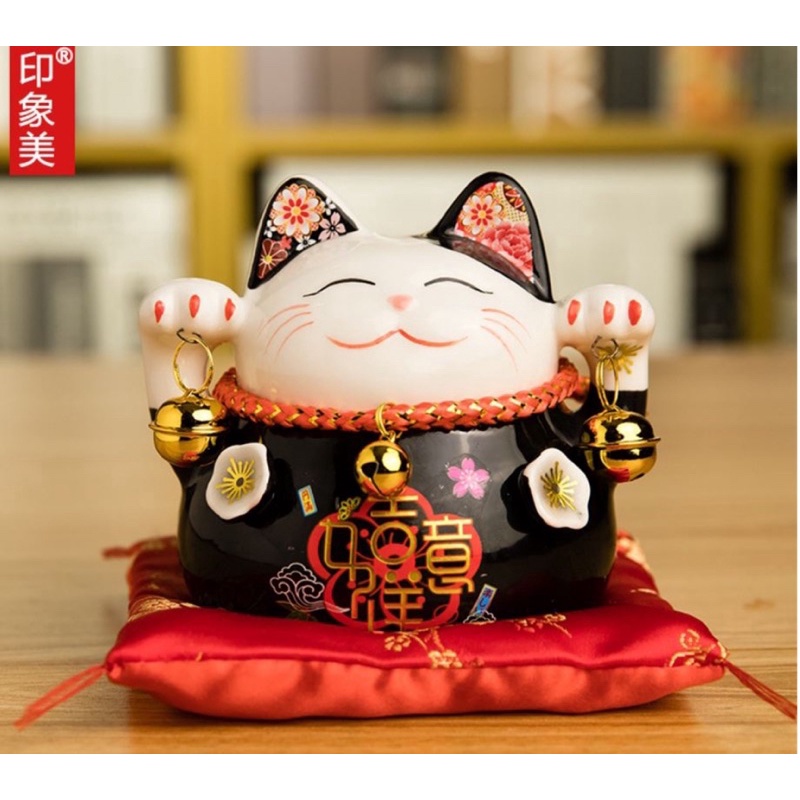 Mèo thần tài Maneki Neko. Gồm hộp + vải lót đỏ như hình.