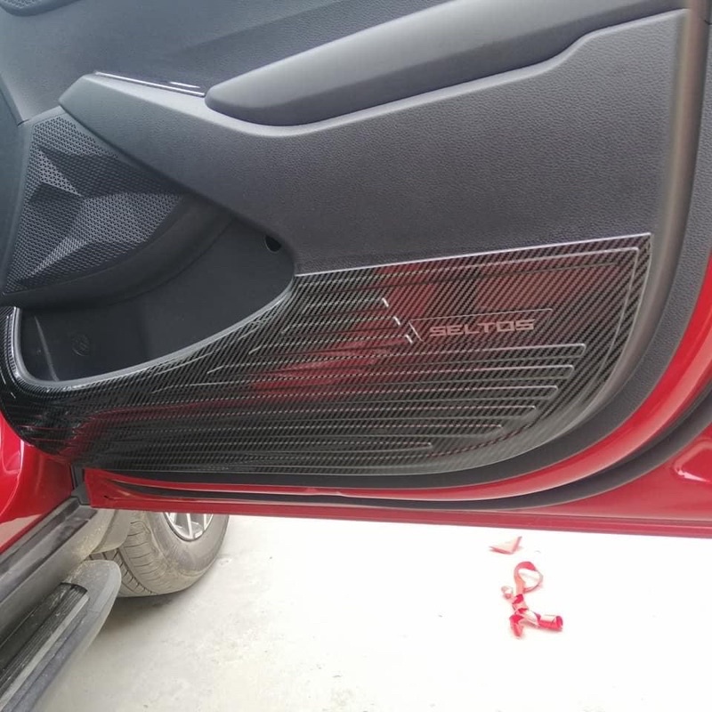 Ốp chống xước Tapli cánh cửa cacbon xe Kia Seltos 2020- 2021- 2022 vân Carbon cao cấp