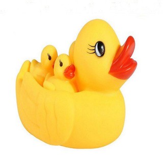 Đàn vịt 4 con thả bồn tắm cho bé siêu đáng yêu