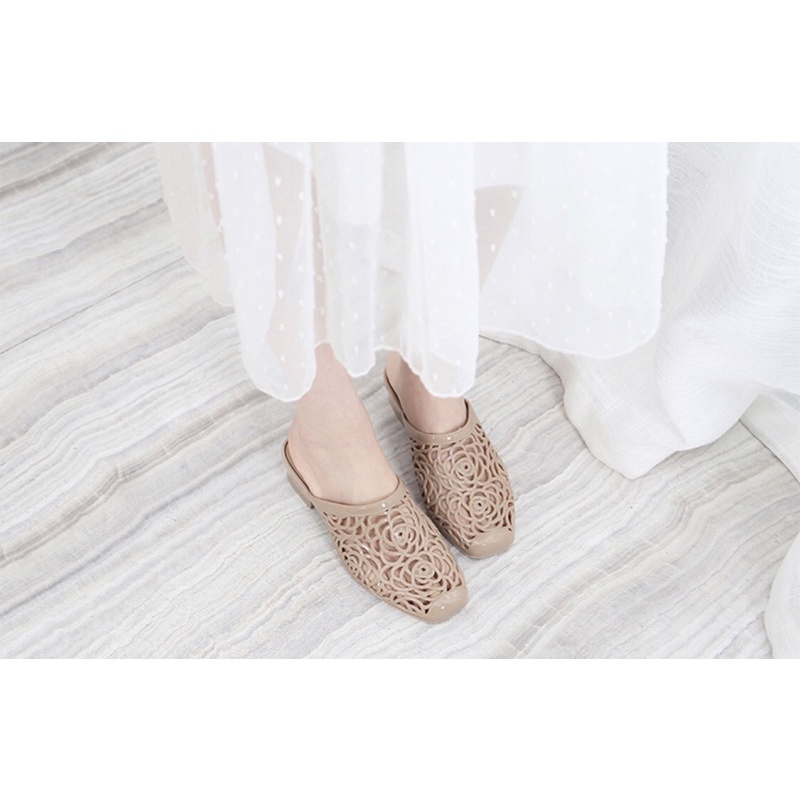 DÉP SỤC NHỰA DẺO CAO CẤP ĐI MƯA HÌNH HOA THỜI TRANG TRUNG NIÊN CAO 4CM