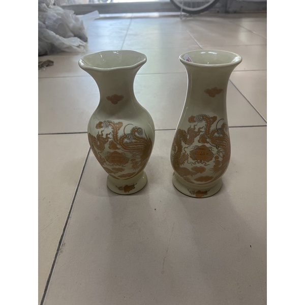 lọ hoa thờ màu vàng kim